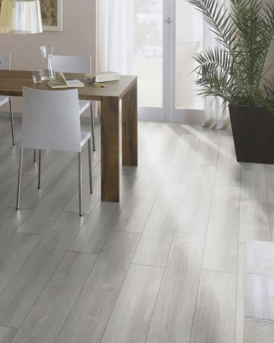 Ambiente con piso laminado gris